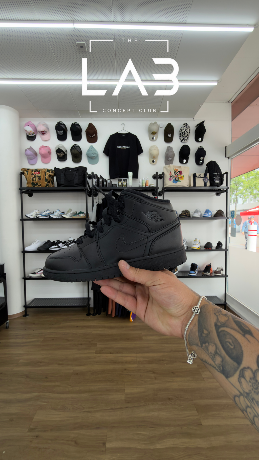Jordan 1 Mid Triple Black